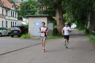 Kurz vor Tambach-Dietharz hatte der spätere 100-Kilometer-Sieger Sven Herder den lange Zeit führenden Martin Armenat eingeholt.