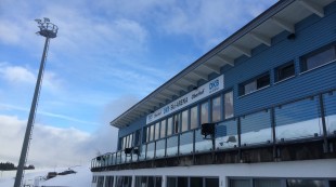 Blauer Himmel über der DKB-Arena in Oberhof