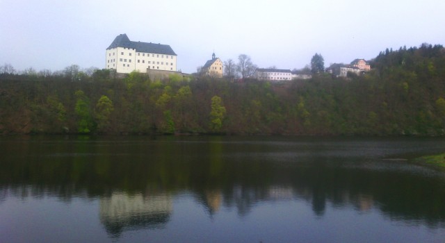 Beim Bleilochlauf ergeben sich stets neue Blickwinkel auf das Schloss Burgk.