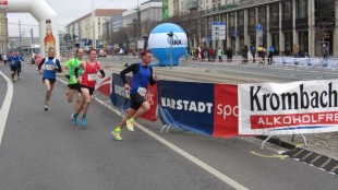Marcel Krieghoff (im roten Shirt) lief in Dresden sein eigenes Rennen