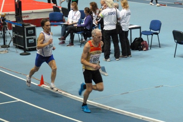 Hartmut Erdmann (vorn) wird im 800-Meter-Finale Vize-Europameister der M70