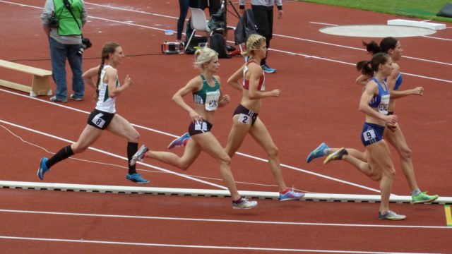 Astrid Hartenstein (8)  im Feld der 1500-Meter-Läuferinnen