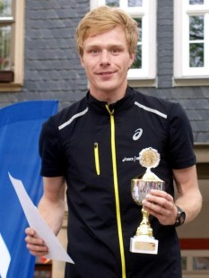 Rico Schwarz 2014 nach seinem Sieg beim Arnstädter Citylauf