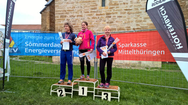Die Zweitplatzierte Steffi Debertshäuser mit der Siegerin Daniela Bach und der Drittplatzierten der W40 Anett Wilck (v.l.n.r.) 