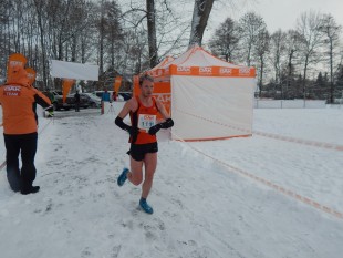 Sieger Marcel Krieghoff lief trotz frostiger Temperaturen erneut in kurzen Laufsachen ins Ziel.