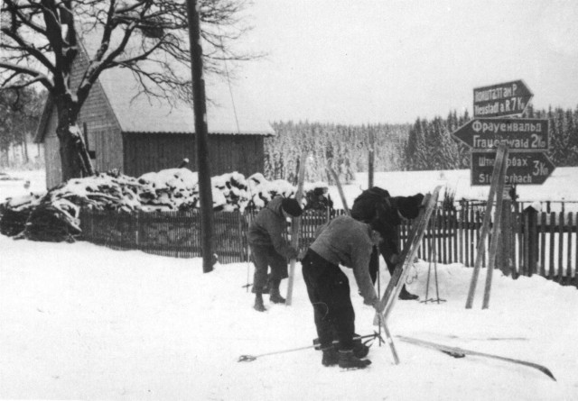 Rennsteig-Skiultra 1951  bei Allzunah (Im Hintergrund noch zweisprachige Straßenschilder) 