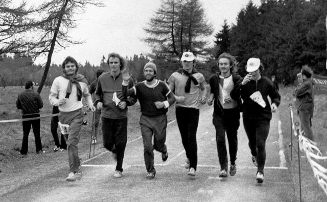 Die Studenten der HSG Uni Jena,  Zweitplatzierte der Mannschaftswertung,  beim Zieleinlauf im Rahmen der ersten Studentenwertung 1975 auf der langen Strecke (82 km, 92 Starter)