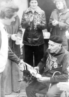 Gesamtleiter Heinrich Fricke (links) überreicht dem ältesten Teilnehmer 1978 und 1979, dem Jenaer Eduard Malcolm (Jg. 1895, 25km in 04:25:48) ein Ehrengeschenk.
