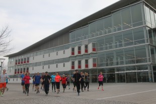 Die Laufgruppe des USV Erfurt beim Training vor der Unibibliothek.