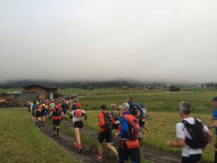 Das Läuferfeld kurz nach dem Start in Ehrwald