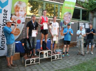 Bei der Siegerehrung war auch der Präsident des Thüringer Leichtathletikverbandes Heinz-Wolfgang Lahmann dabei, der die studentische Laufbewegung befördern möchte.