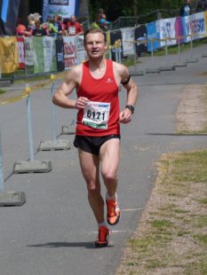 Heiko Ludewig, hier beim Zieleinlauf der Rennsteiglauf-Marathons, zeigte sich auf der Unterdistanz in Hamburg stark verbessert